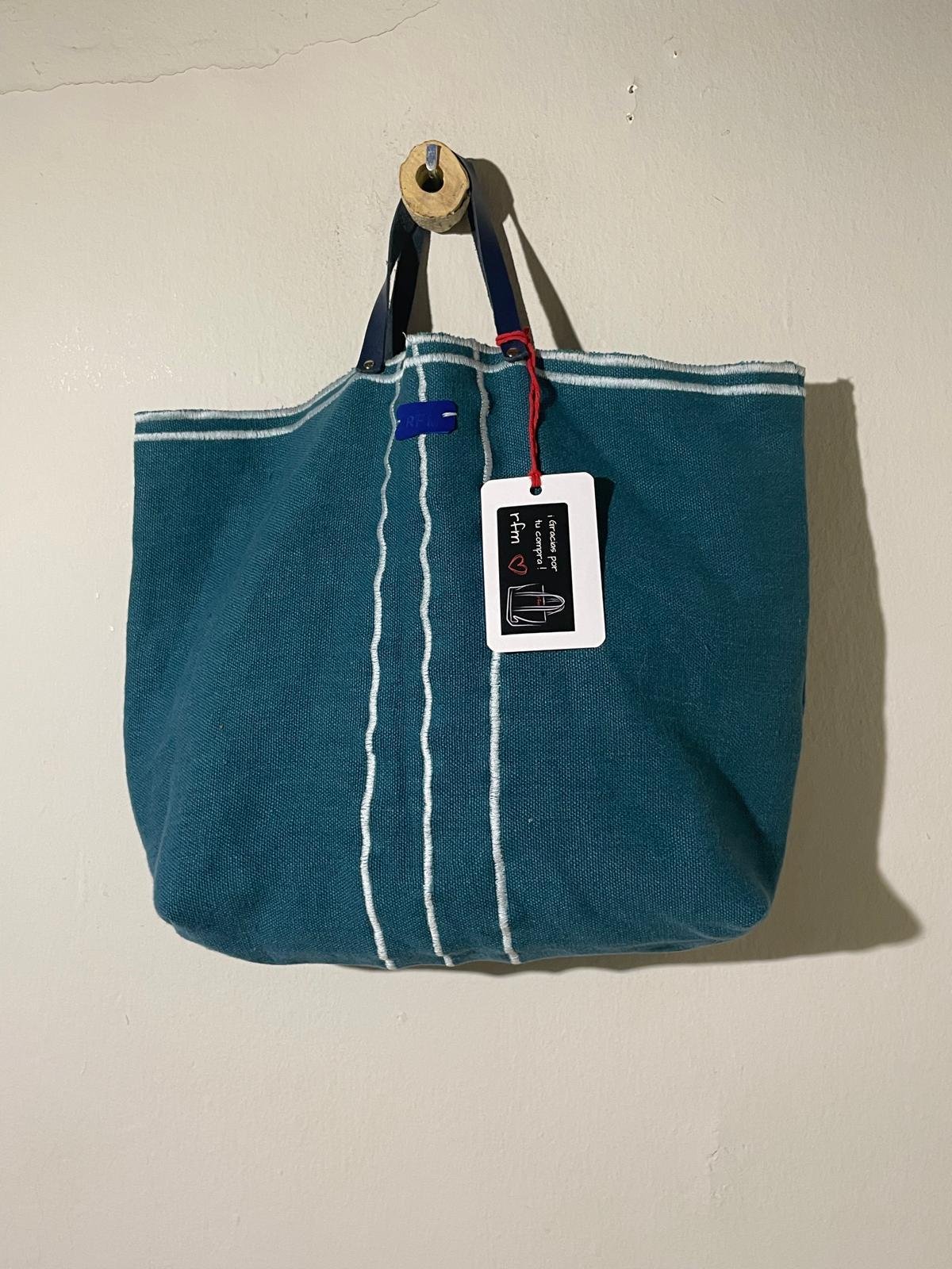 bolso lino verde con bordados azul cielo
