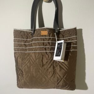 bolso de forro acolchado marrón con bordados blancos