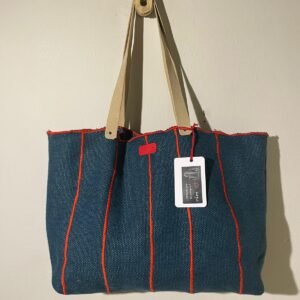 bolso lino azul con bordados rojos