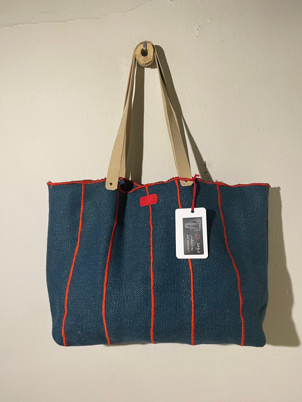 bolso lino azul con bordados rojos
