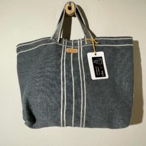 bolso lino azul con bordados blancos