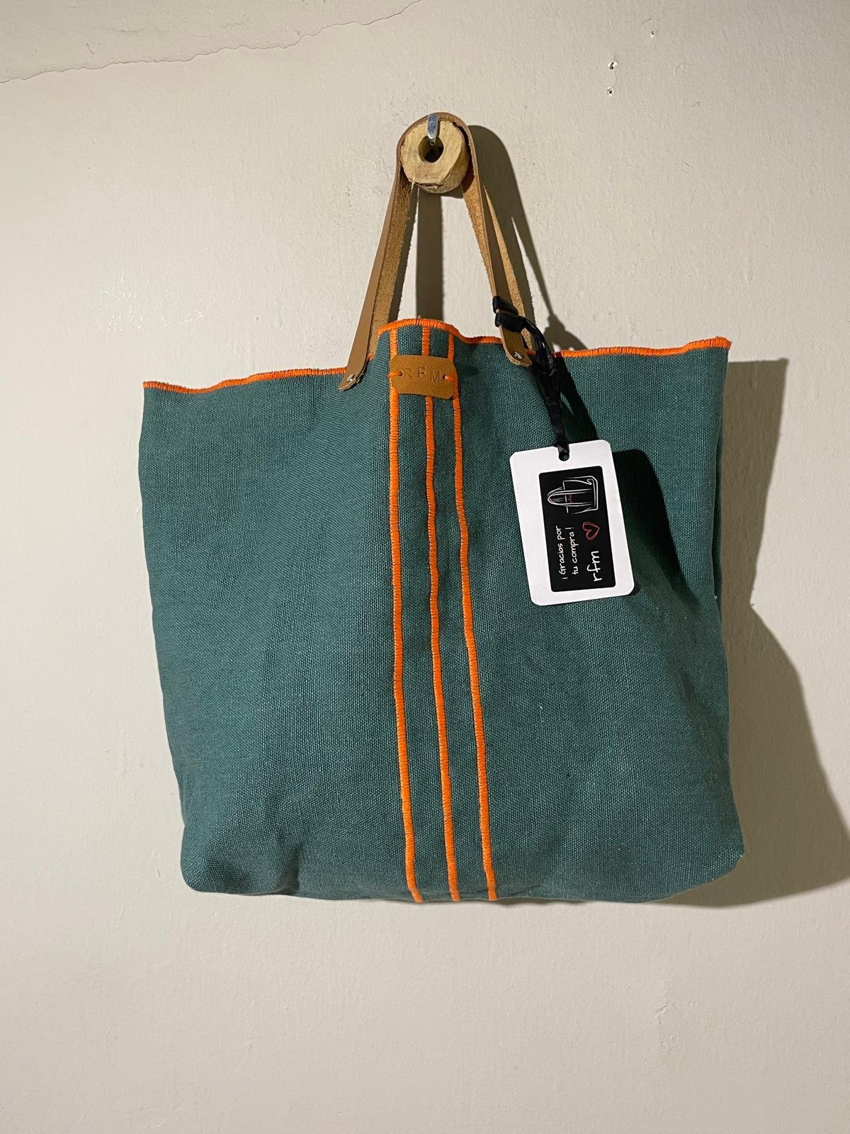bolso lino verde con bordados naranja