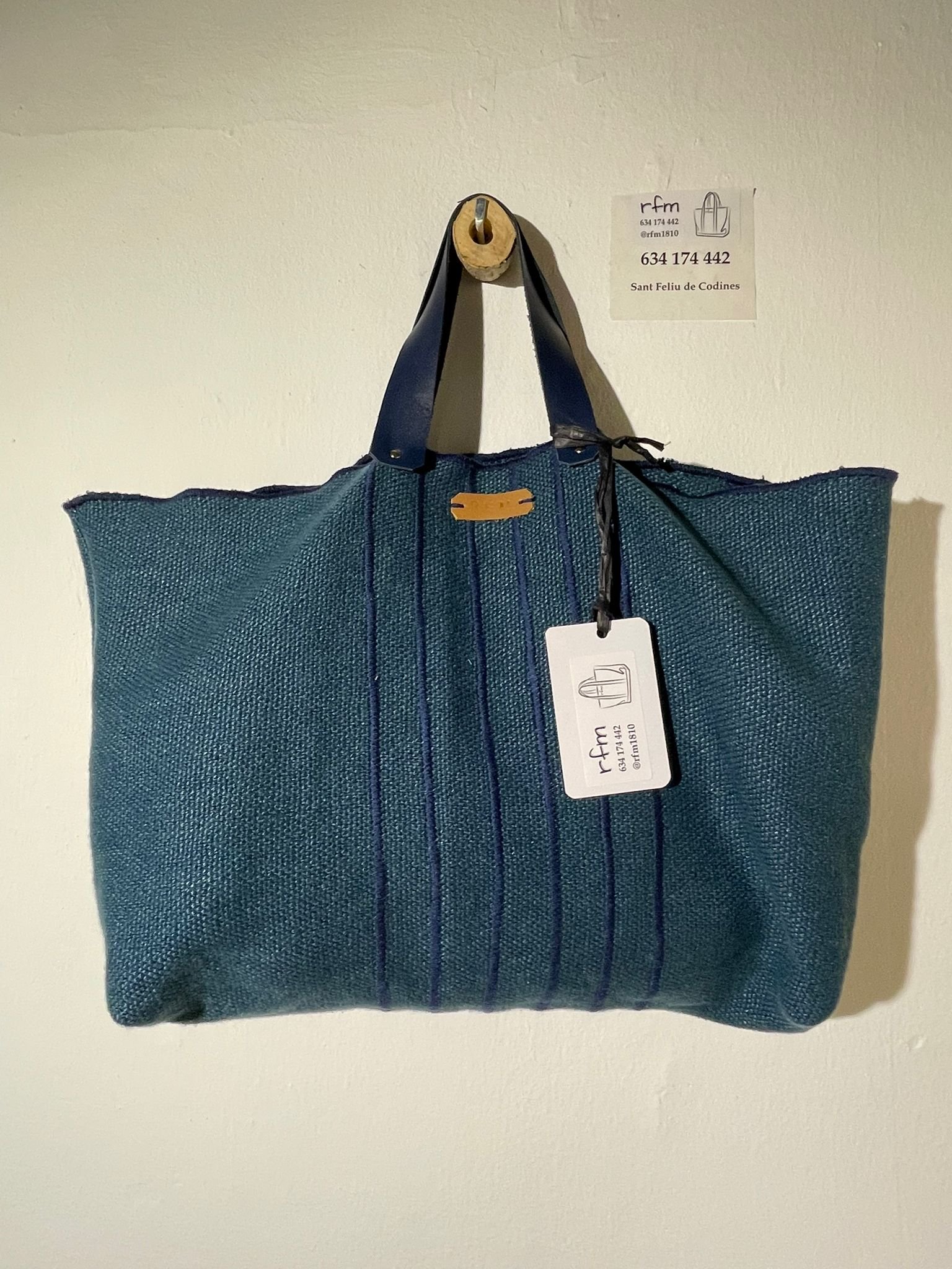 bolso lino azul con bordados azules