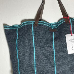 bolso lino azul con bordados azules