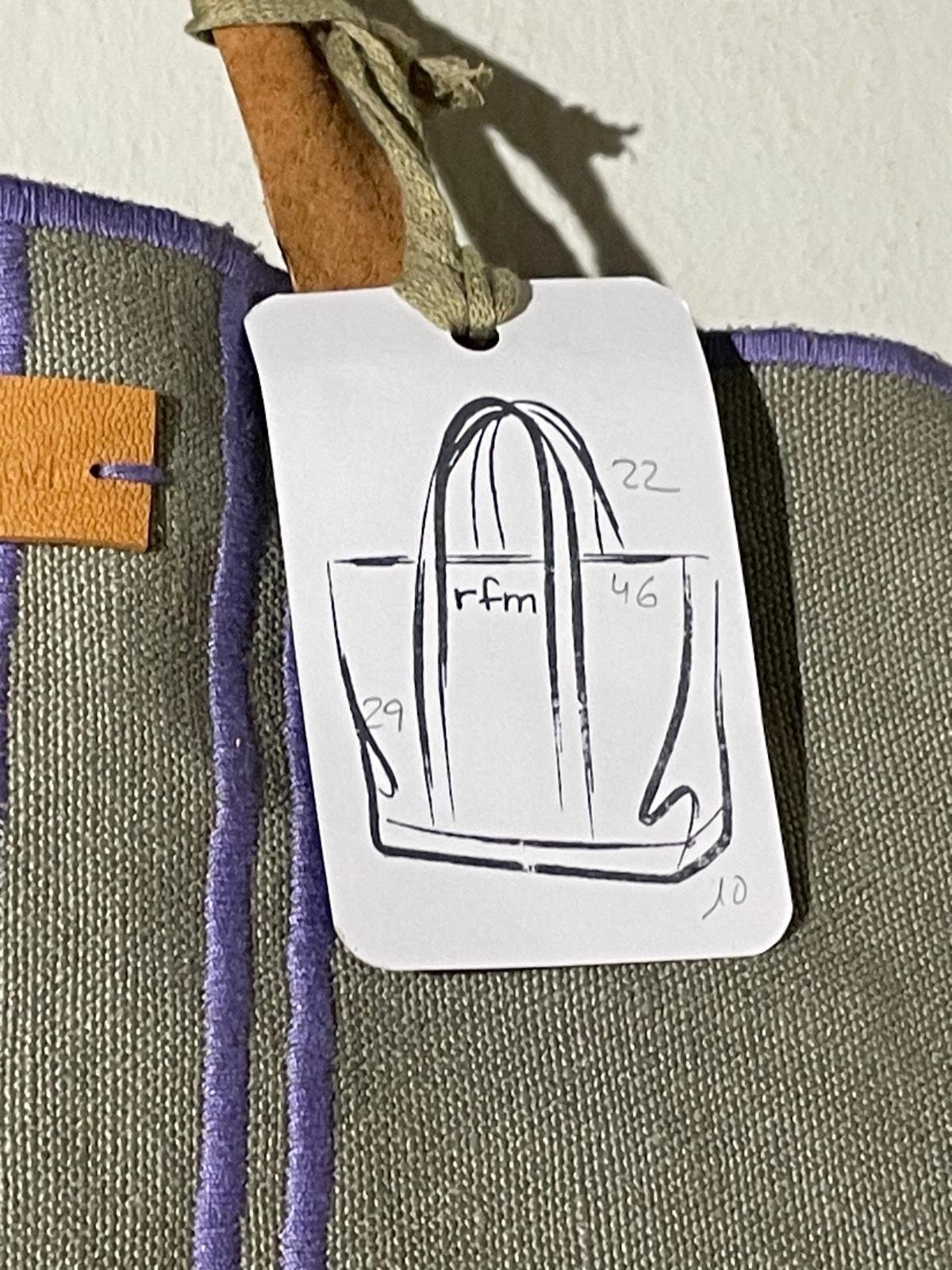 bolso lino gris con bordados lila - Imagen 2