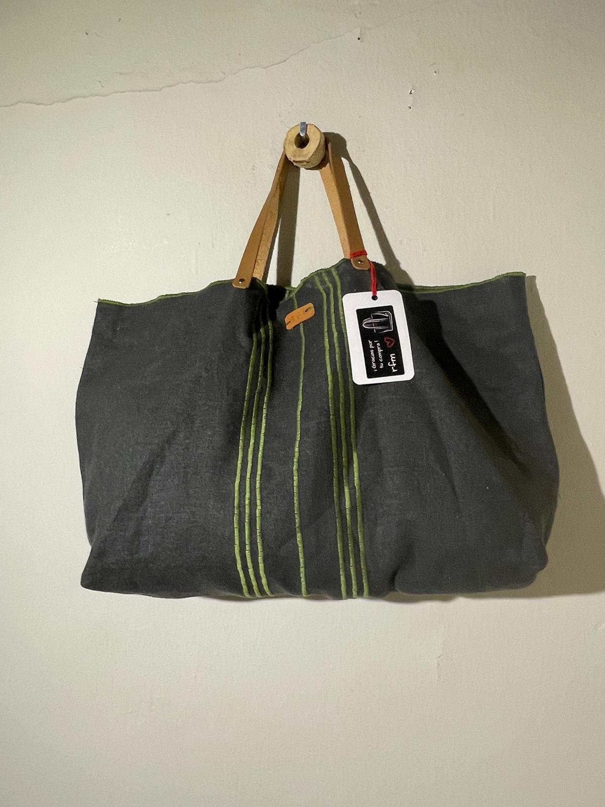 bolso lino gris con bordados kaki