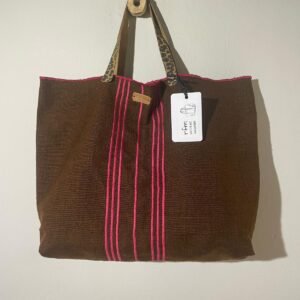 bolso lino marrón con bordados fucsia