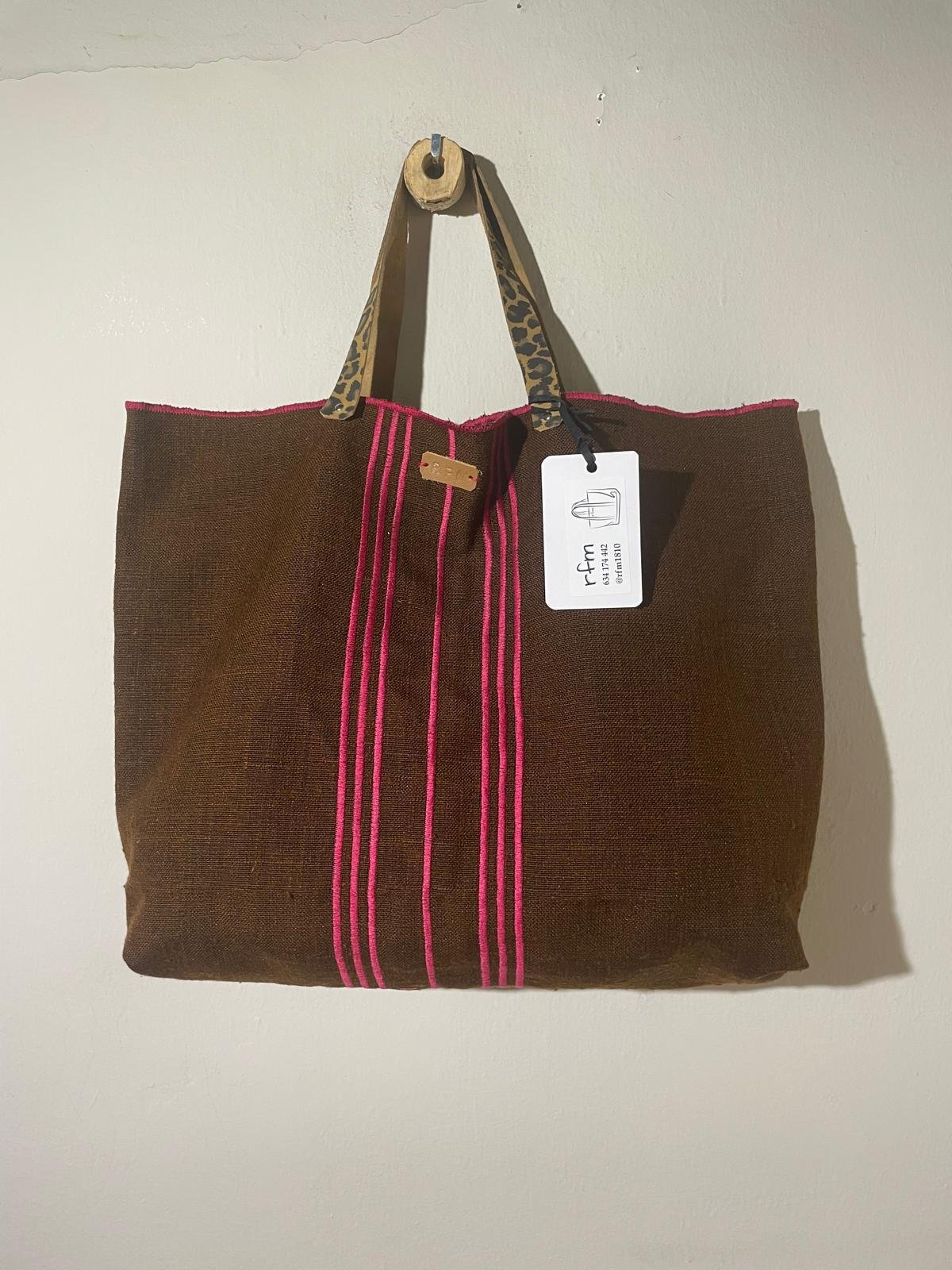 bolso lino marrón con bordados fucsia