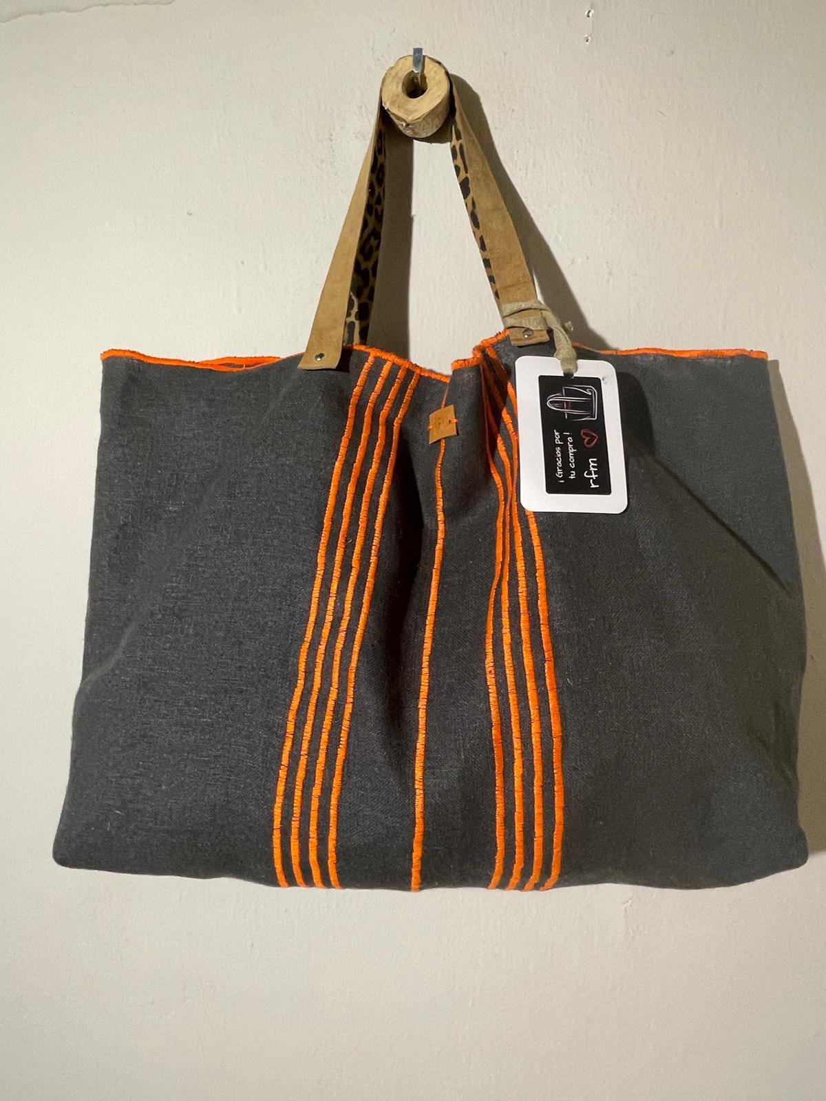 bolso lino gris con bordados naranja
