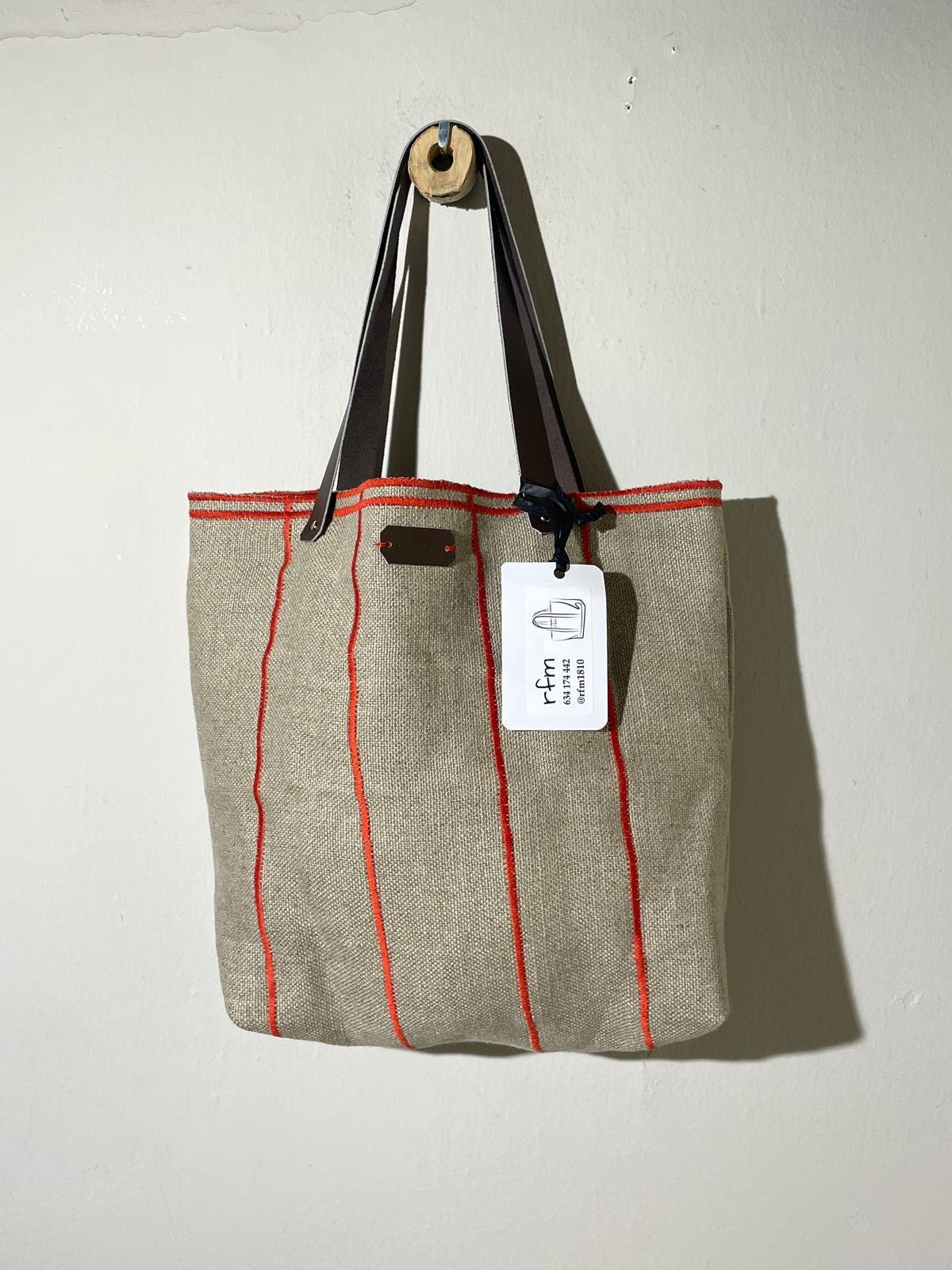 bolso lino gris con bordados rojos