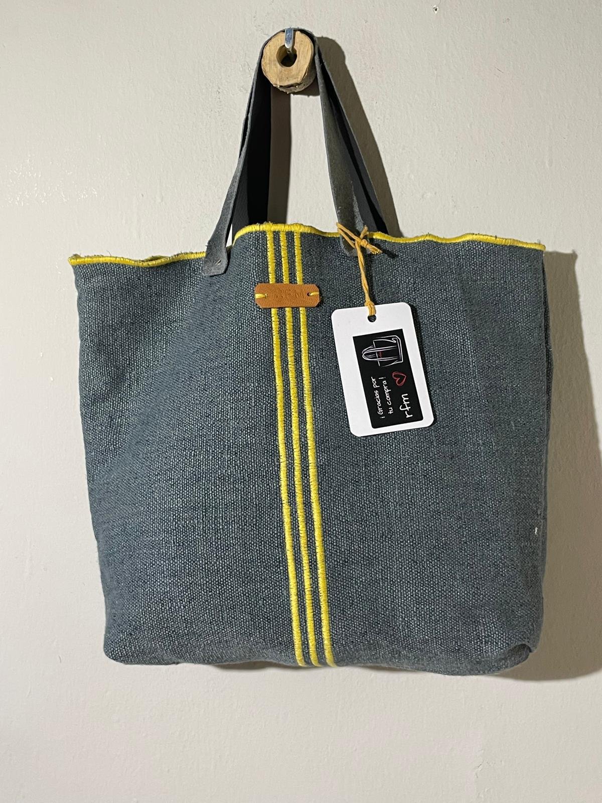bolso lino azul con bordados amarillos