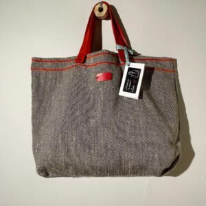 bolso de tweed con bordados rojos
