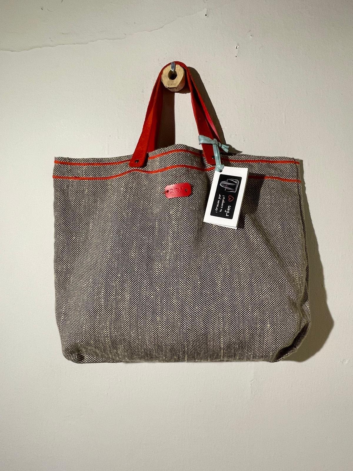bolso de tweed con bordados rojos