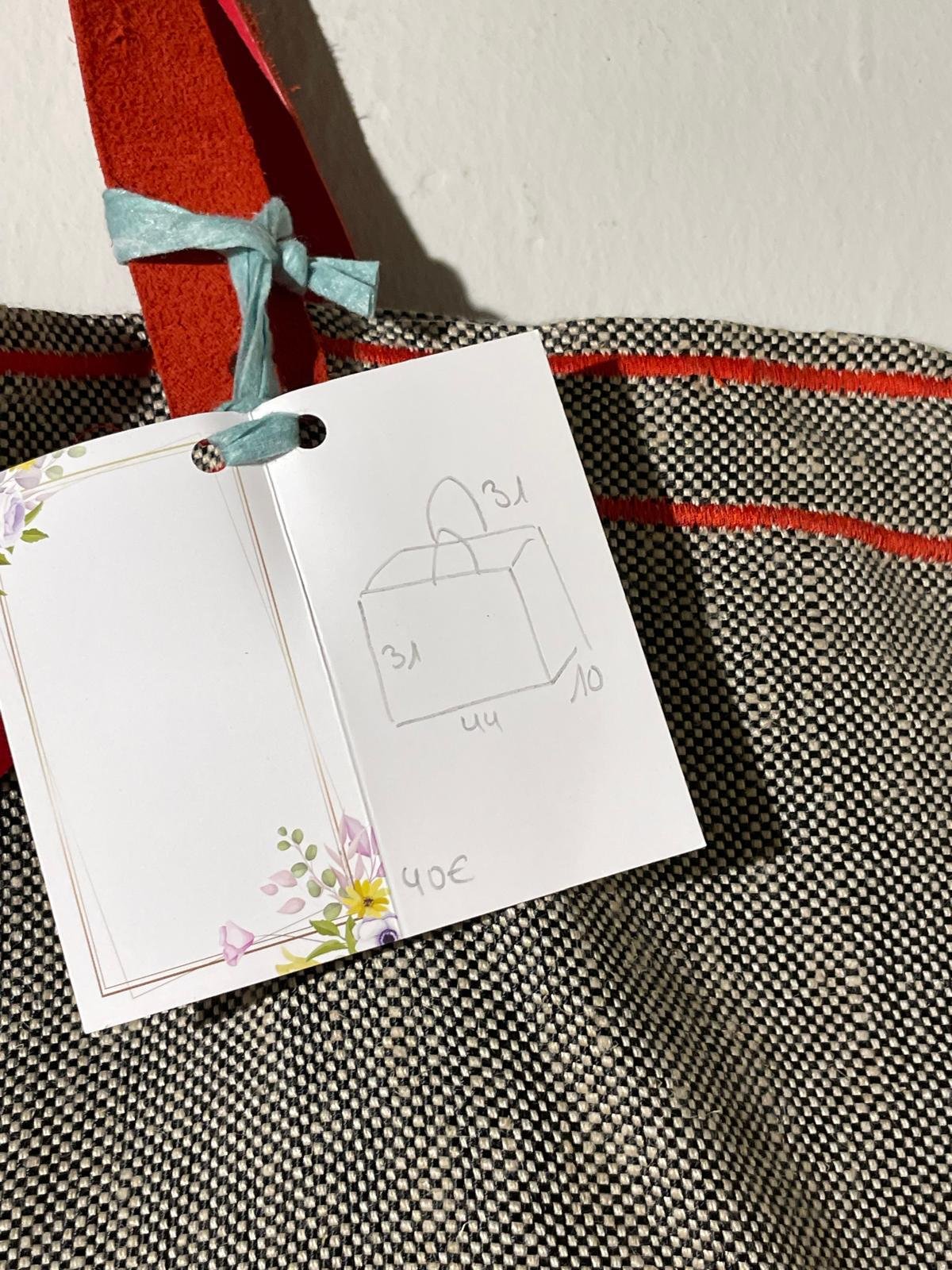 bolso de tweed con bordados rojos - Imagen 2