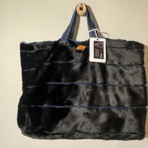 bolso pelo negro bordados azules