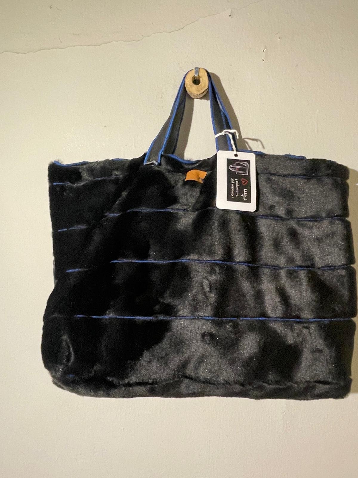 bolso pelo negro bordados azules