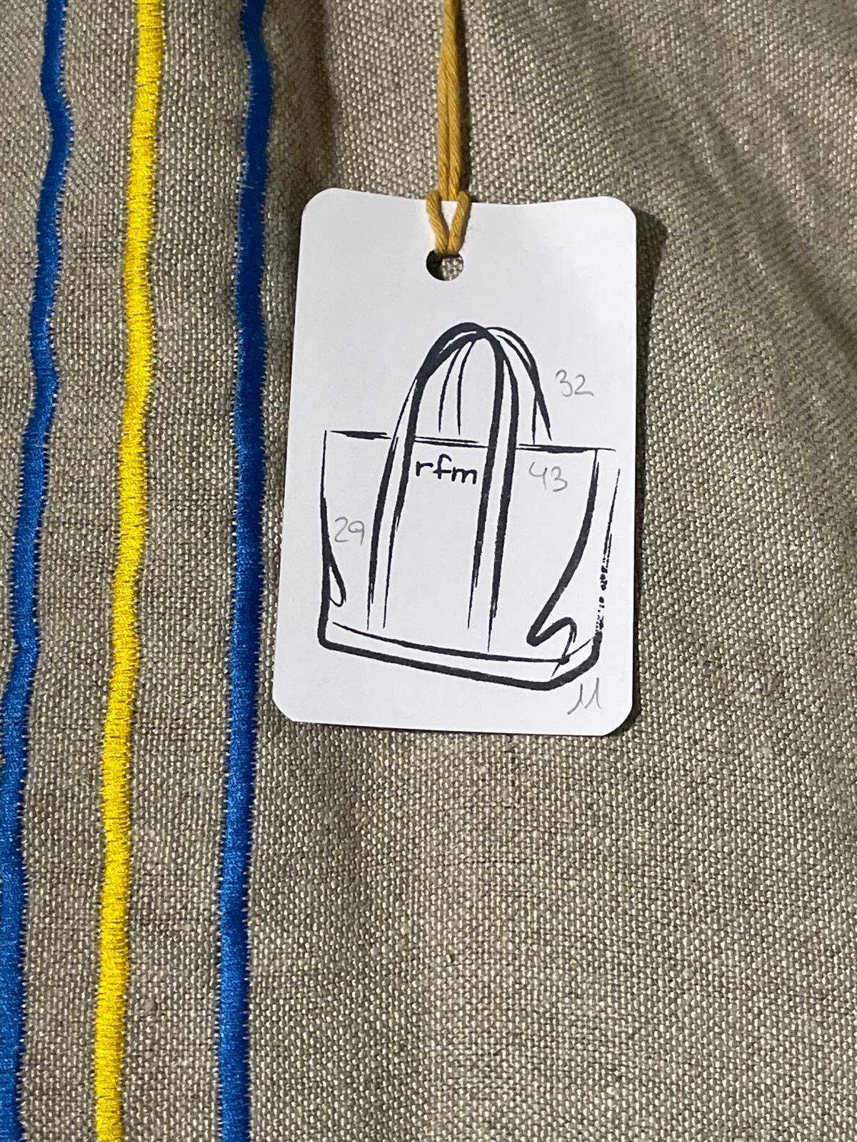 bolso lino gris con bordados azul y amarillo - Imagen 2