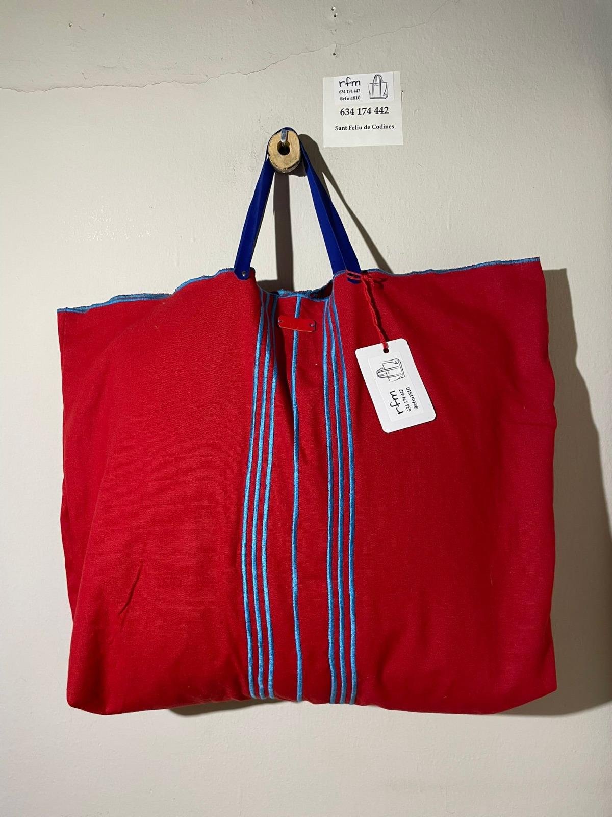 bolso algodón rojo con bordados azules
