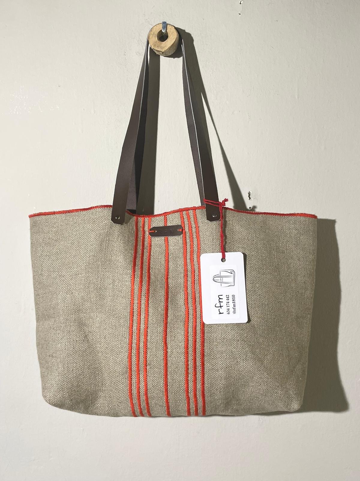 bolso lino gris con bordados naranja