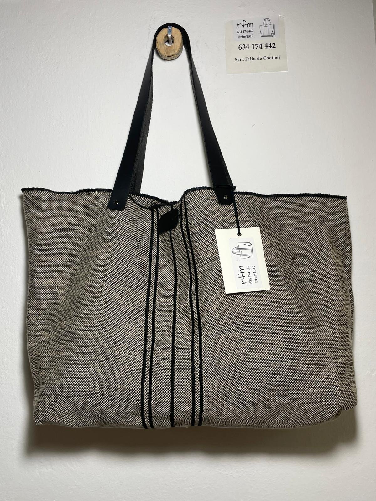 bolso de tweed fino gris con bordados negros neceser a juego