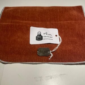 bufanda de terciopelo marrón con bordados grises