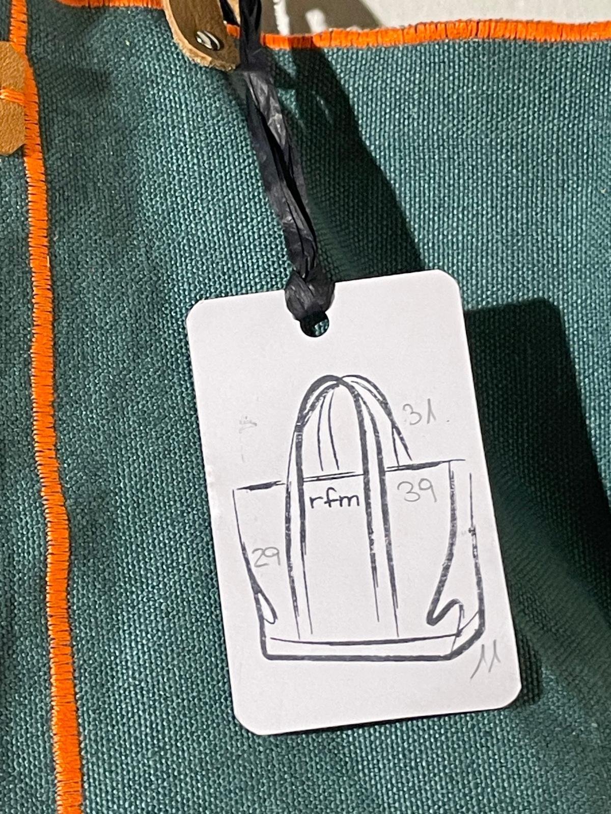 bolso lino verde con bordados naranja - Imagen 2
