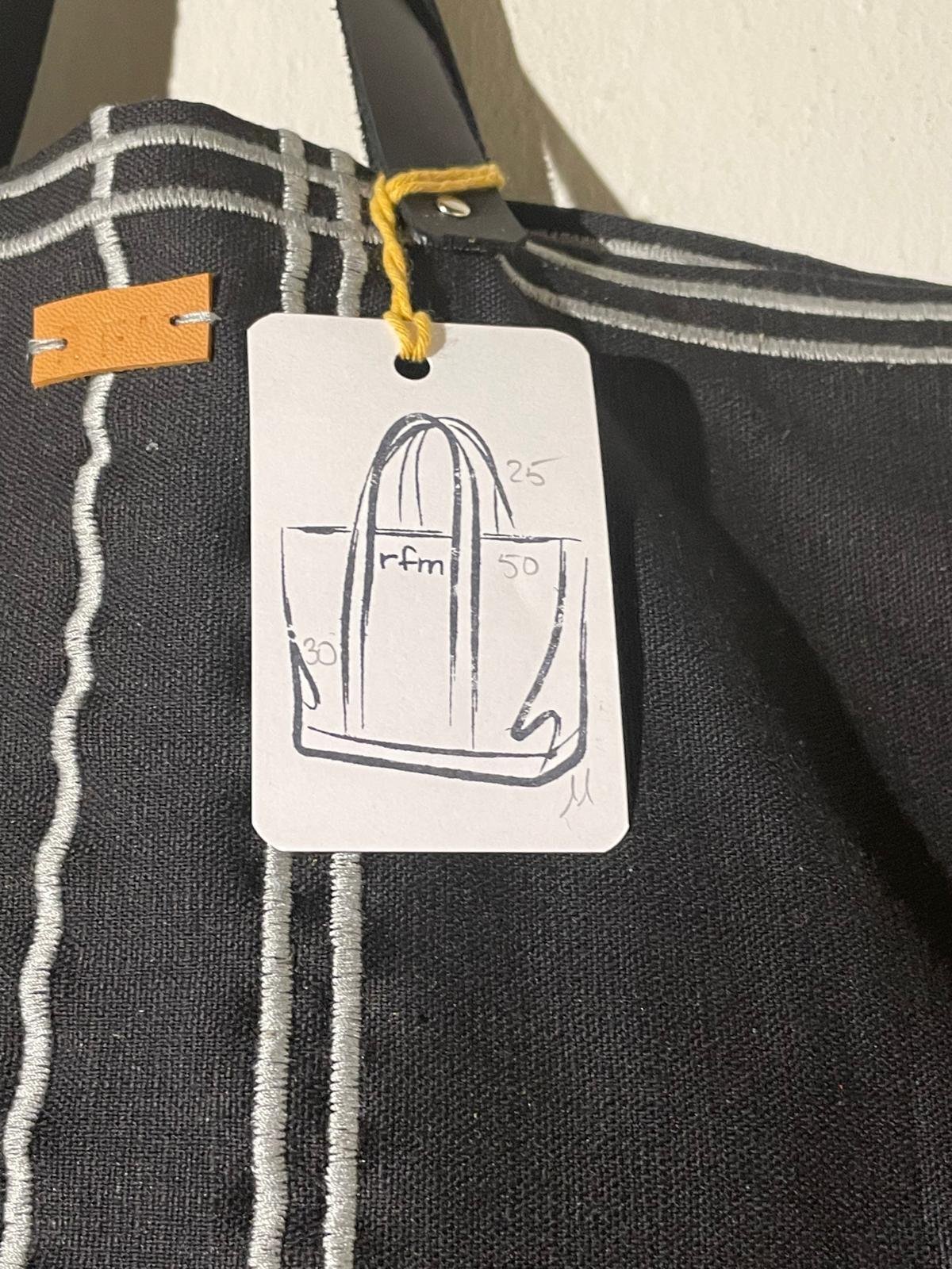 bolso lino negro con bordados blancos - Imagen 2