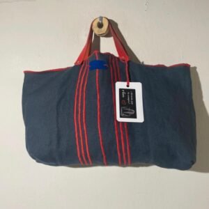 bolso lino azul con bordados rojos