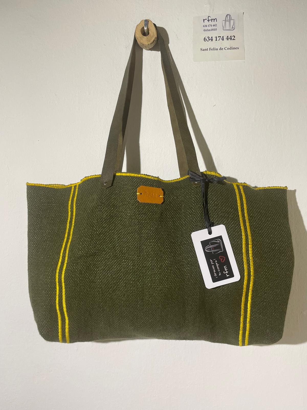 bolso lino verde con bordados amarillos