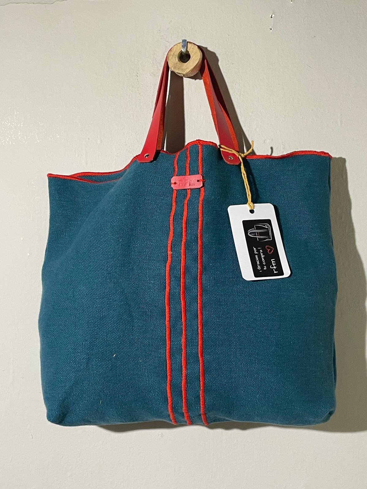 bolso lino verde con bordados rojos