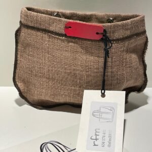 neceser de lino marrón con bordados kaki