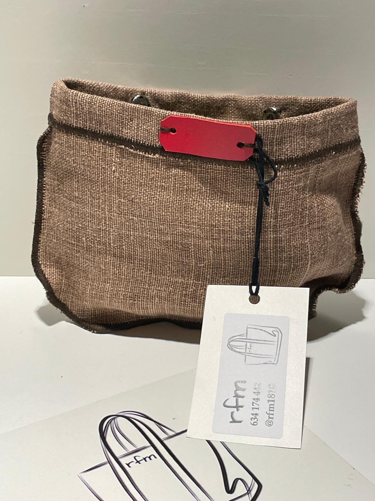 neceser de lino marrón con bordados kaki
