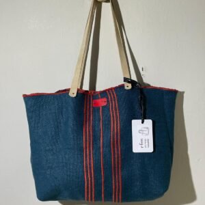 bolso lino azul con bordados rojos
