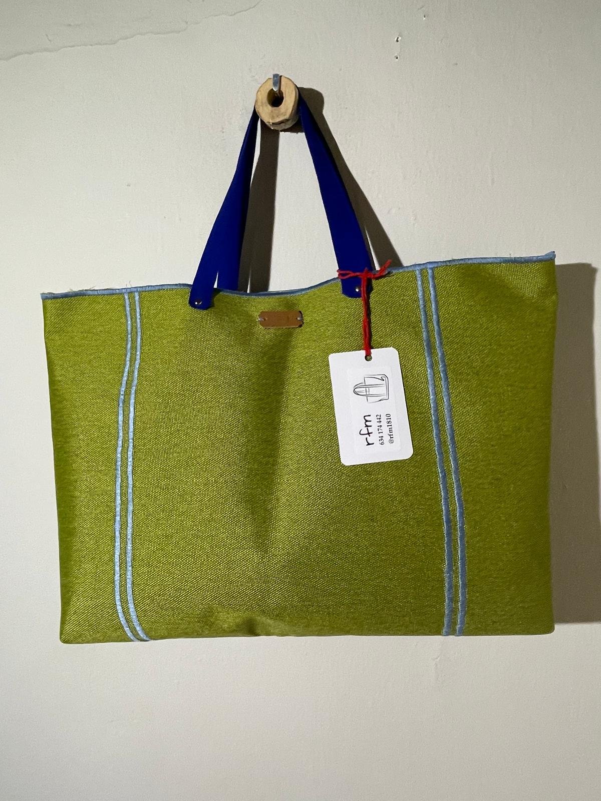 bolso lino verde interior plastificado bordados azules