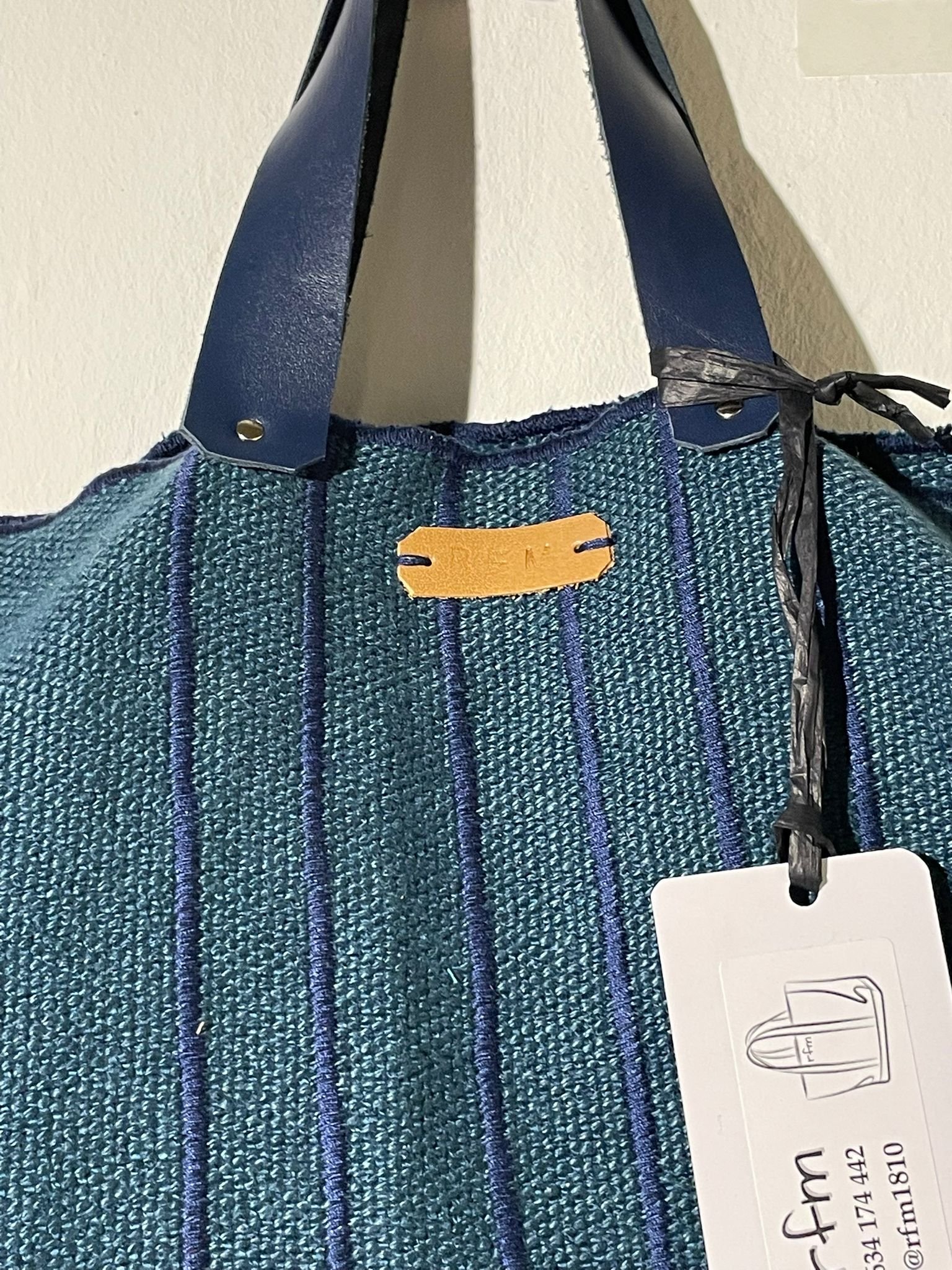 bolso lino azul con bordados azules - Imagen 2