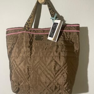 bolso de forro acolchado marrón con bordados rosa