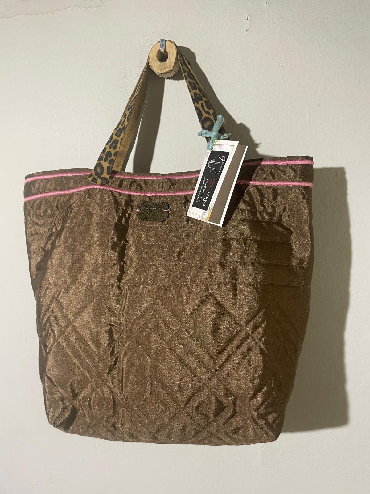 bolso de forro acolchado marrón con bordados rosa