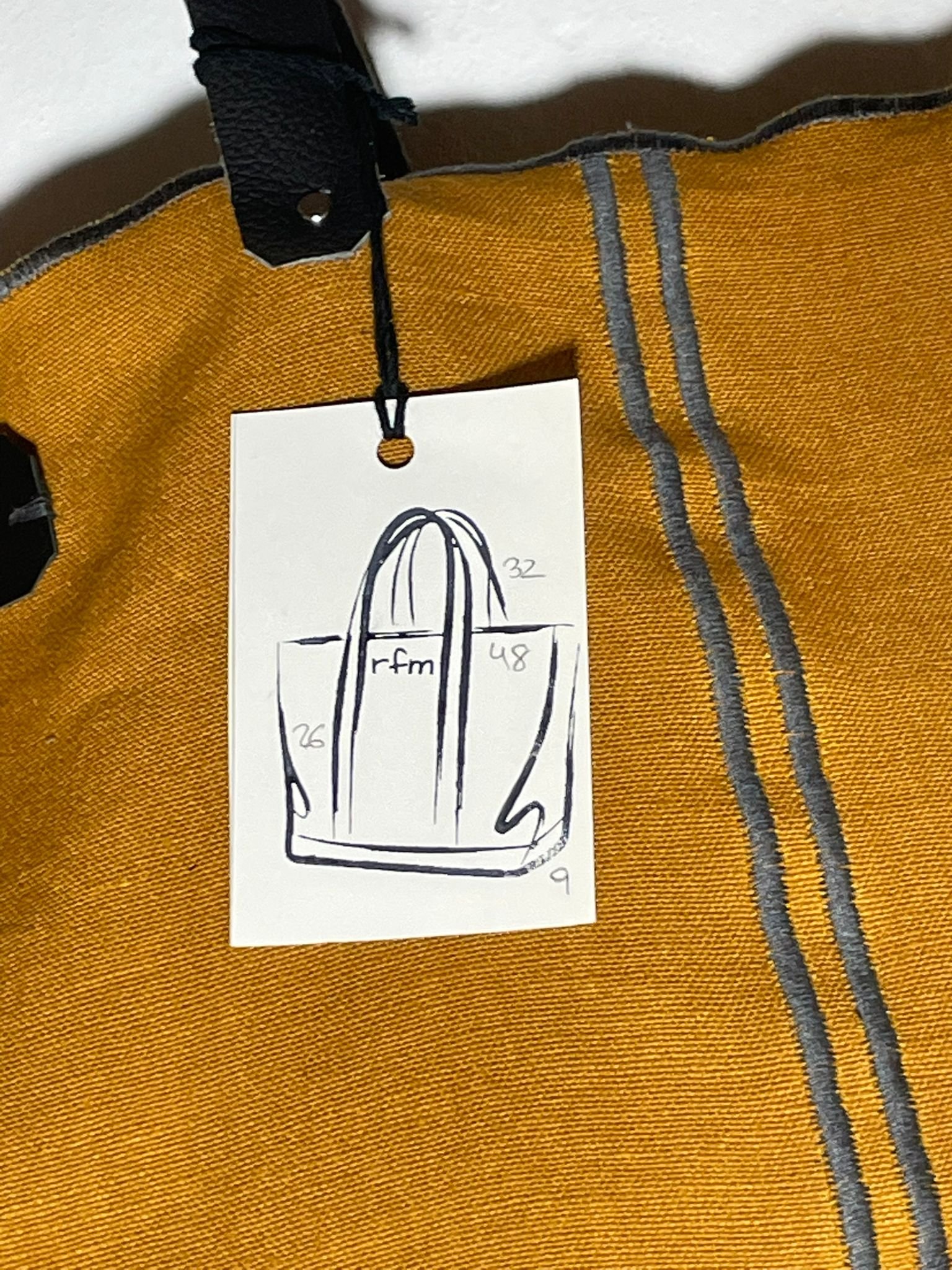 bolso lino mostaza con bordados gris - Imagen 2