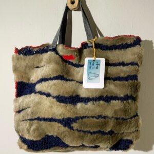 bolso pelo beig combinado azul