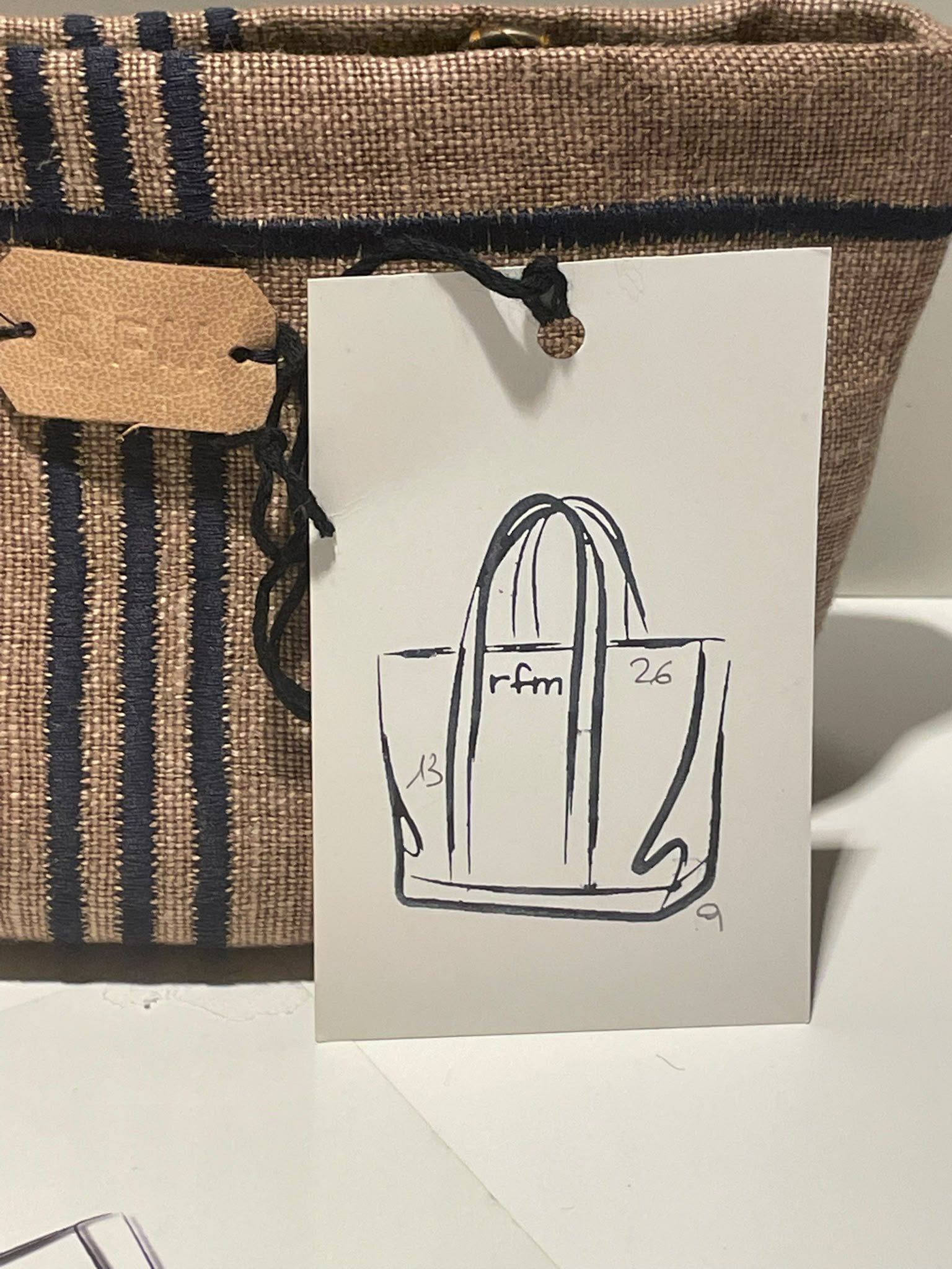 neceser de lino con bordados azul marino bolso a juego en mi perfil - Imagen 2