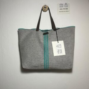 bolso chenilla gris con bordados verdes