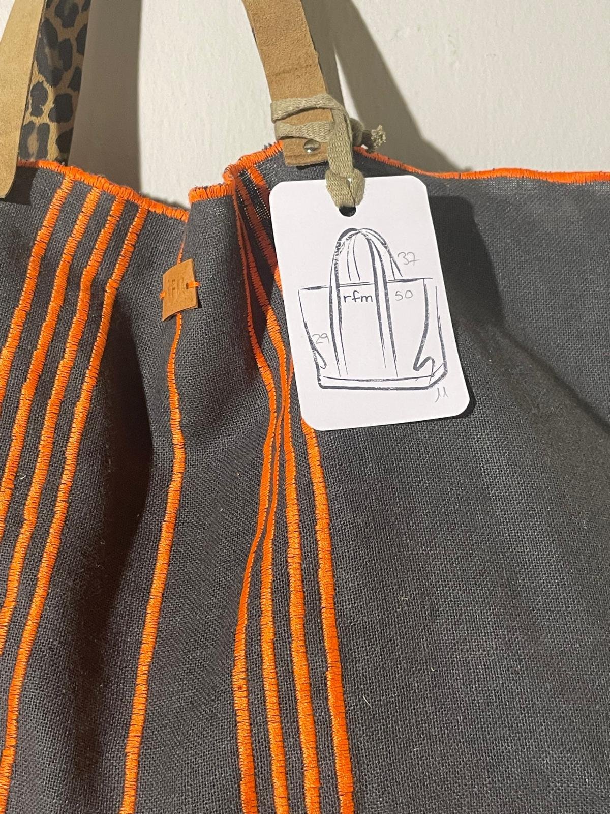 bolso lino gris con bordados naranja - Imagen 2