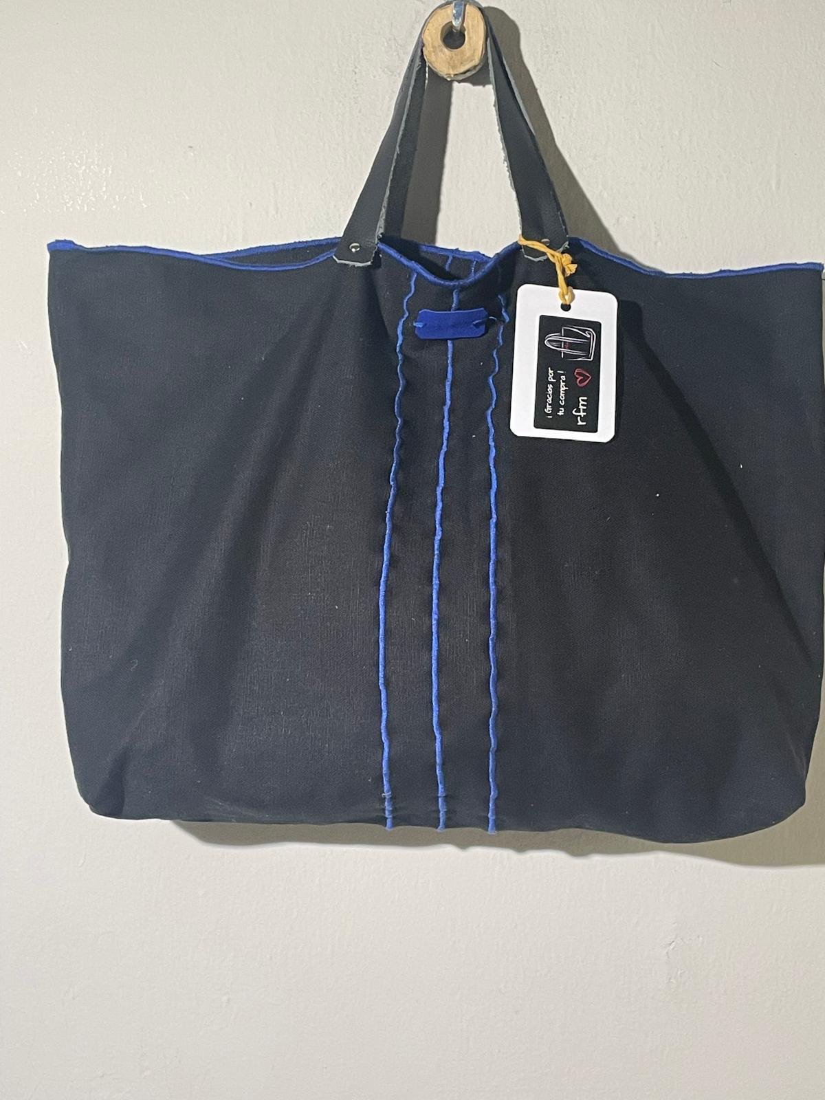 bolso lino azul con bordados azul