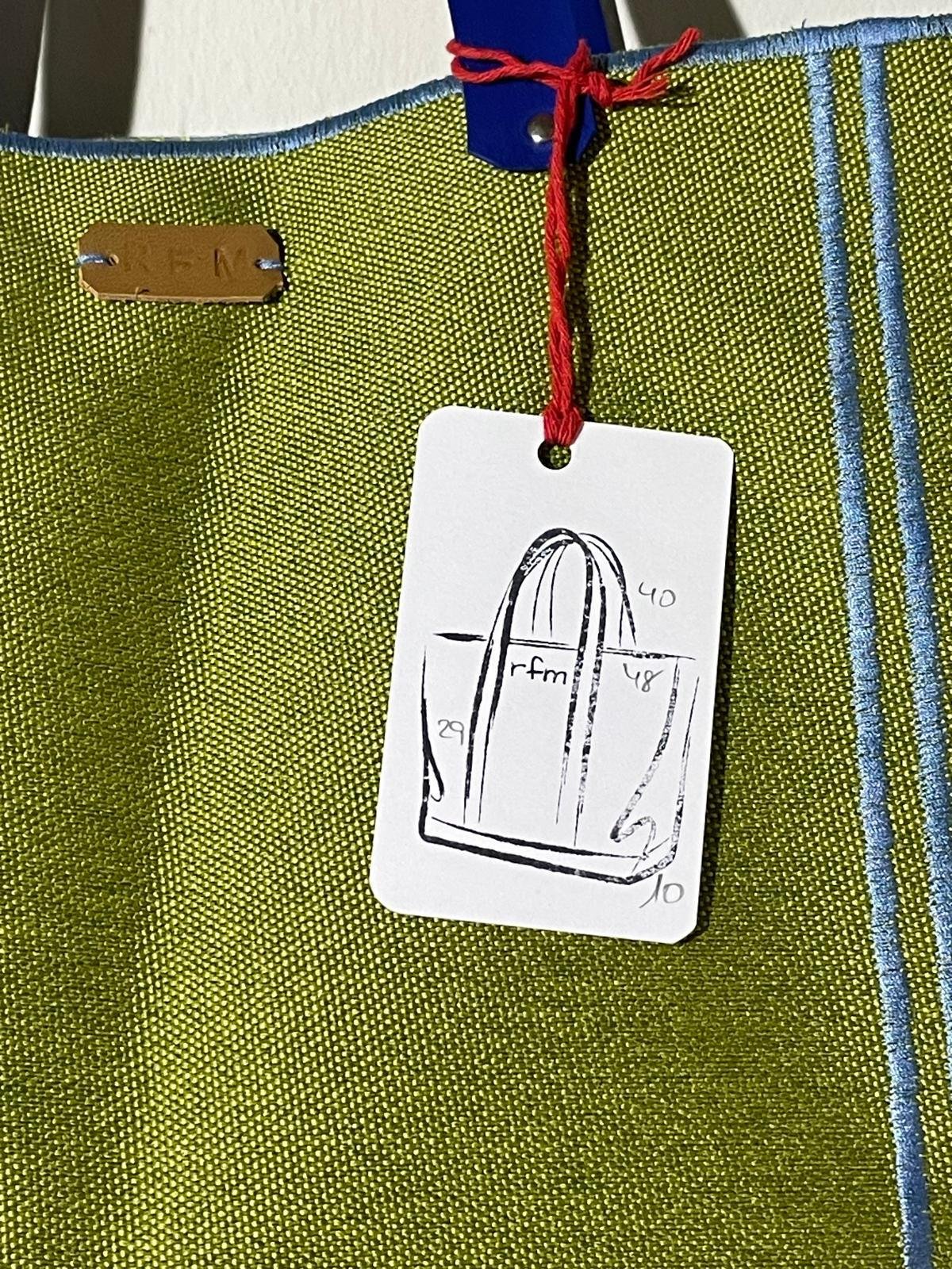 bolso lino verde interior plastificado bordados azules - Imagen 2