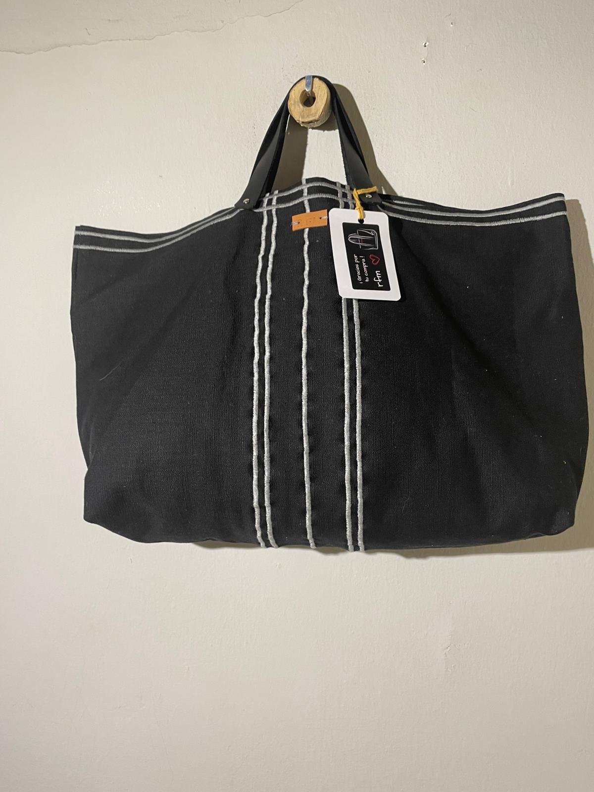 bolso lino negro con bordados blancos