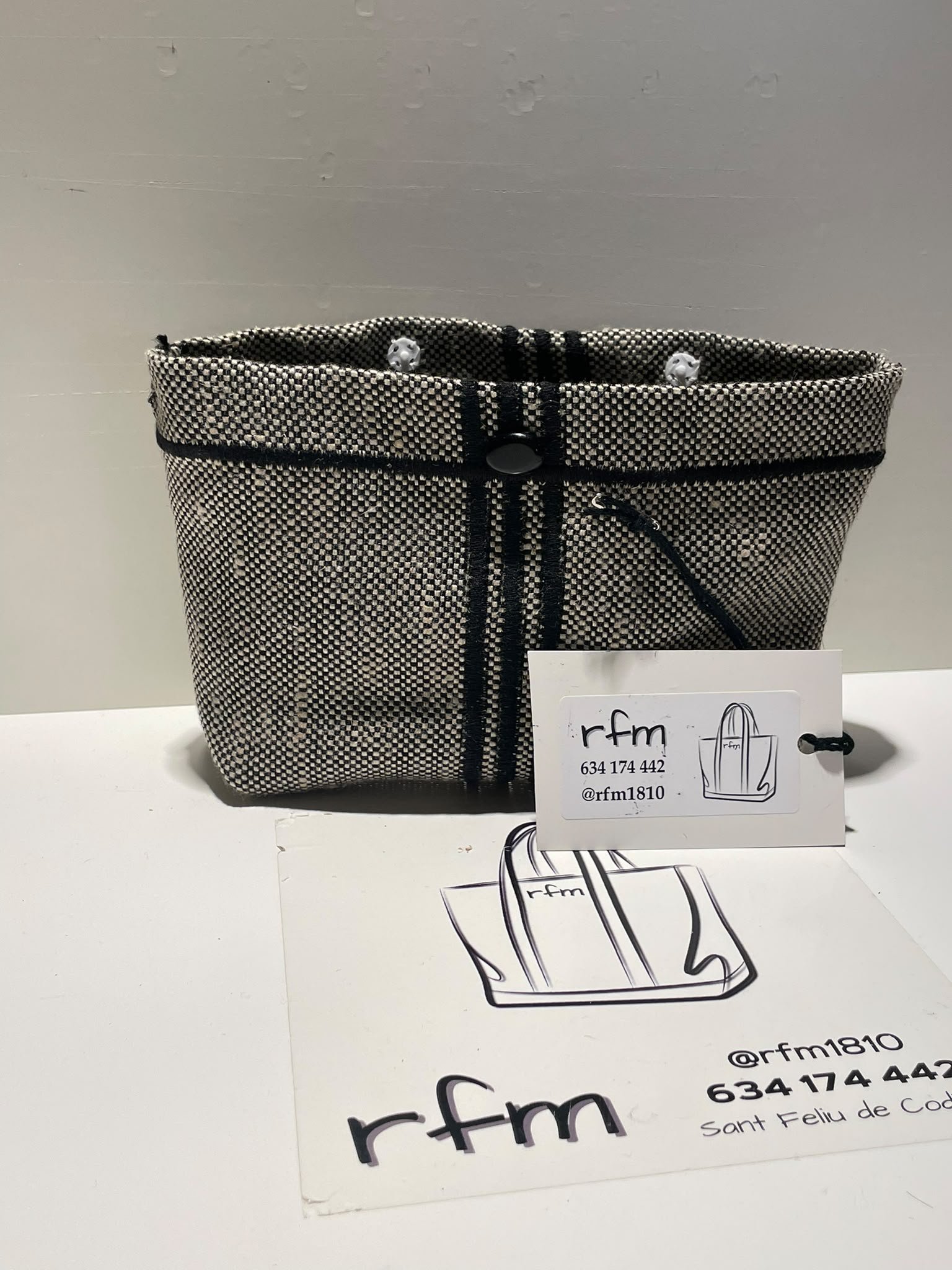 neceser de tweed fino gris con bordados negros bolso a juego en mi perfil