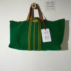 bolso de lana fría verde con bordados amarillos