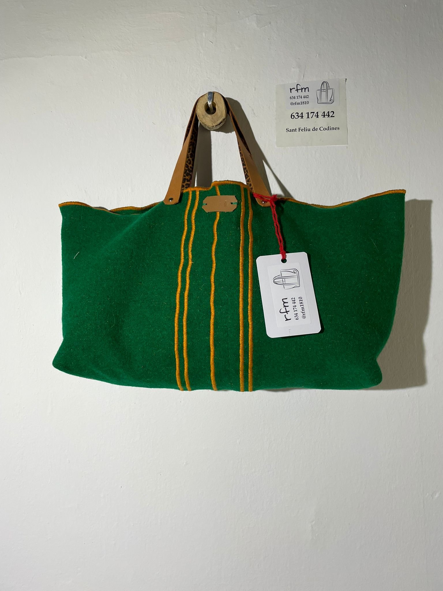 bolso de lana fría verde con bordados amarillos