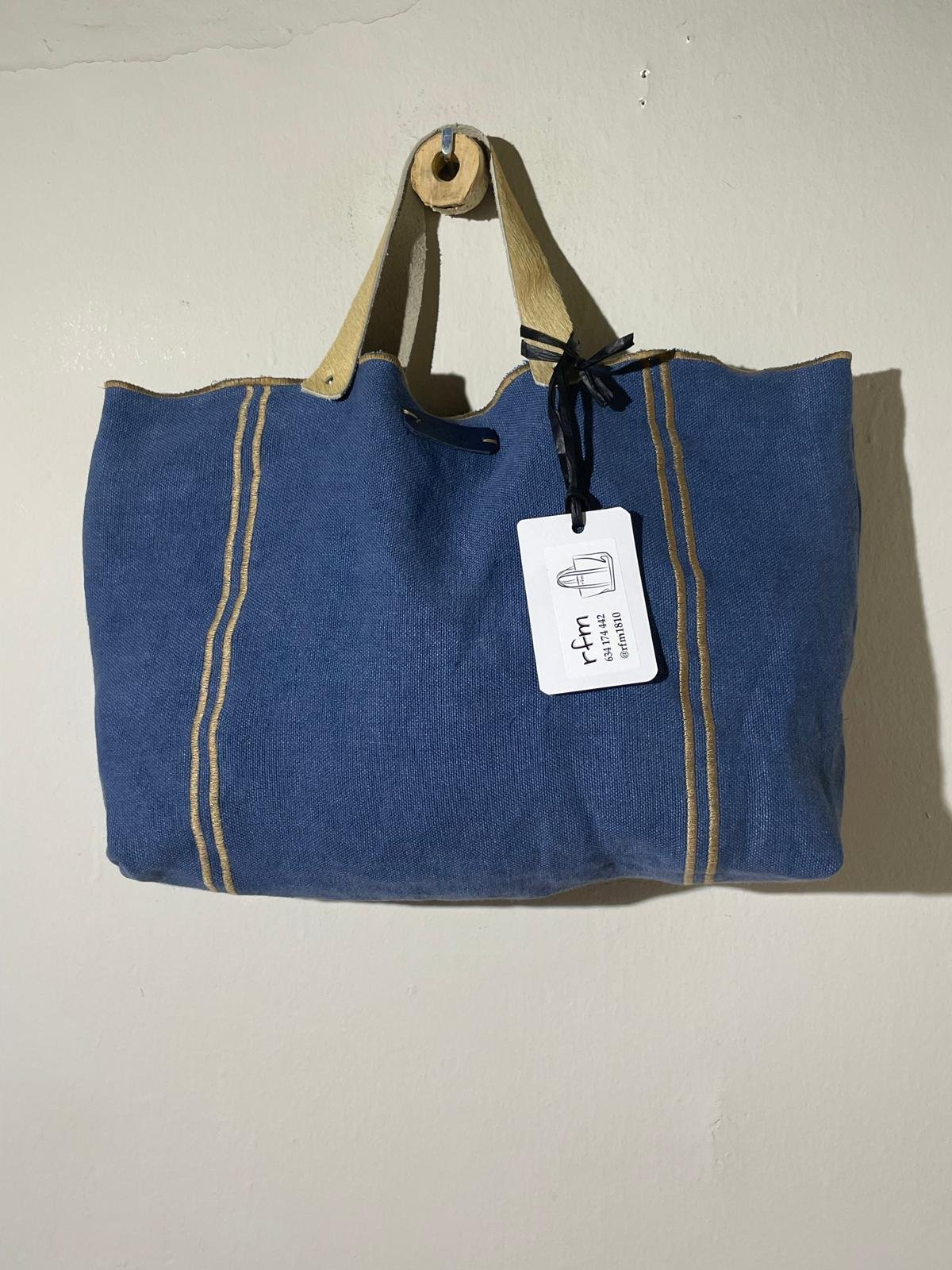 bolso lino azul con bordados beig
