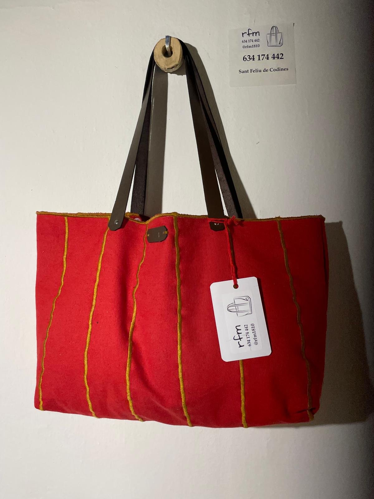 bolso algodón rojo con bordados amarillos